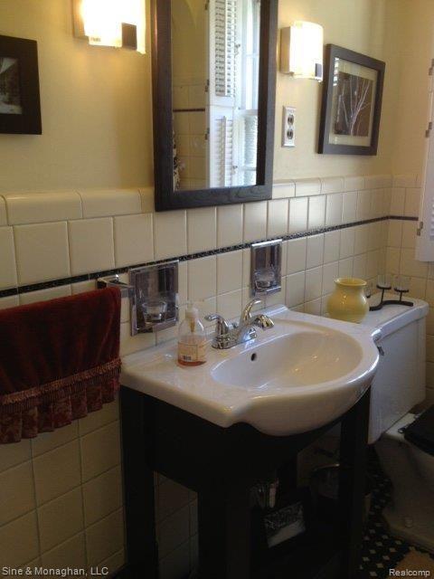 3620 Kenmore Road Berkley, MI 48072 - Photo 12 of 25 MAIN FLOOR BATH