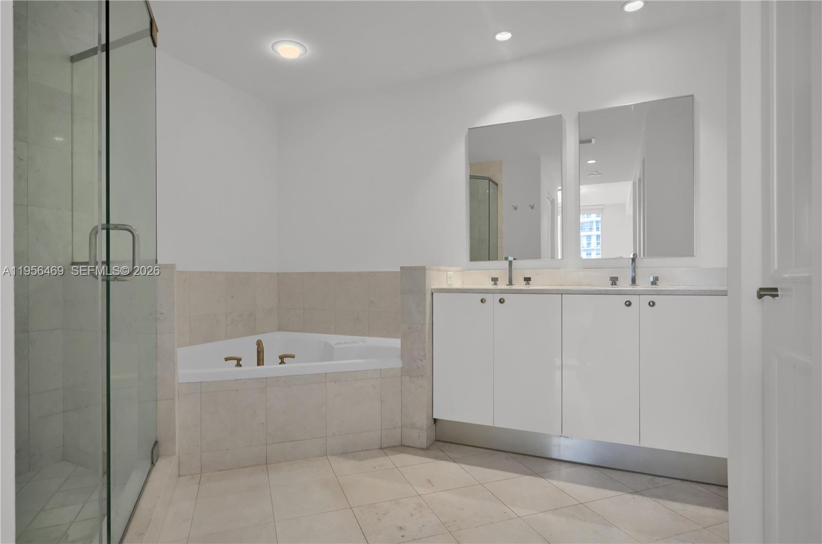 901 Brickell Key Boulevard, Unit 805 Miami, FL 33131 - Photo 19 of 45