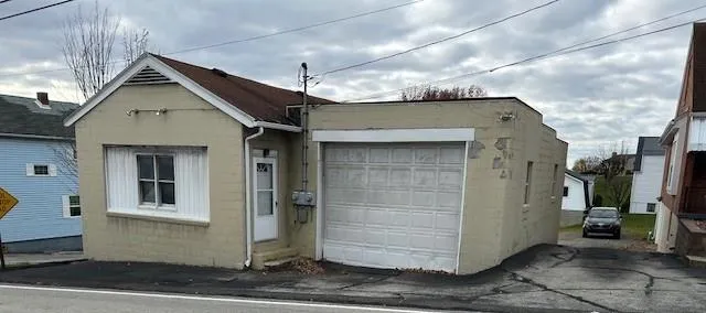 a view of a house with a backyard