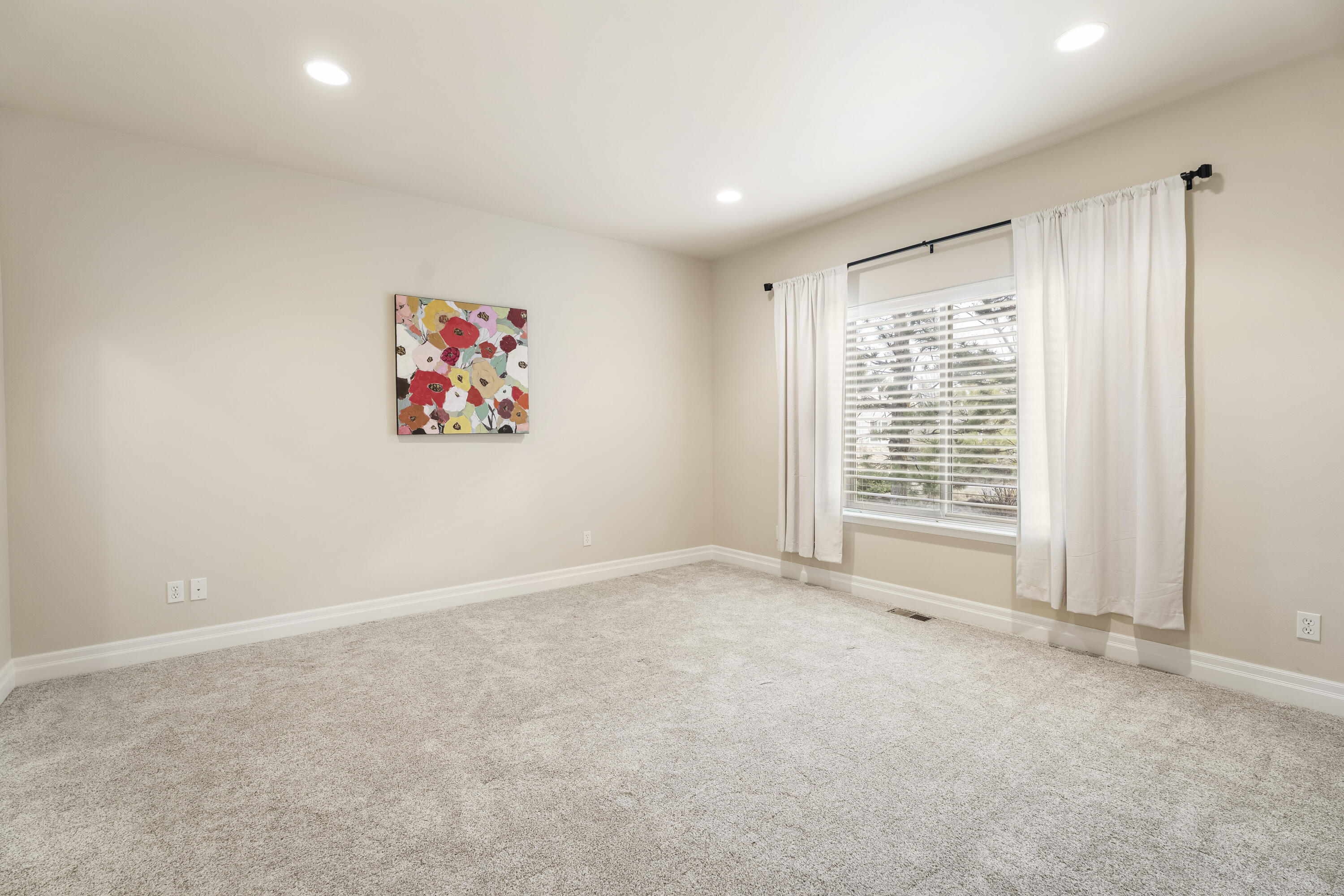 784 Ribbon Falls Road Redmond, OR 97756 - Photo 38 of 79 an empty room with windows
