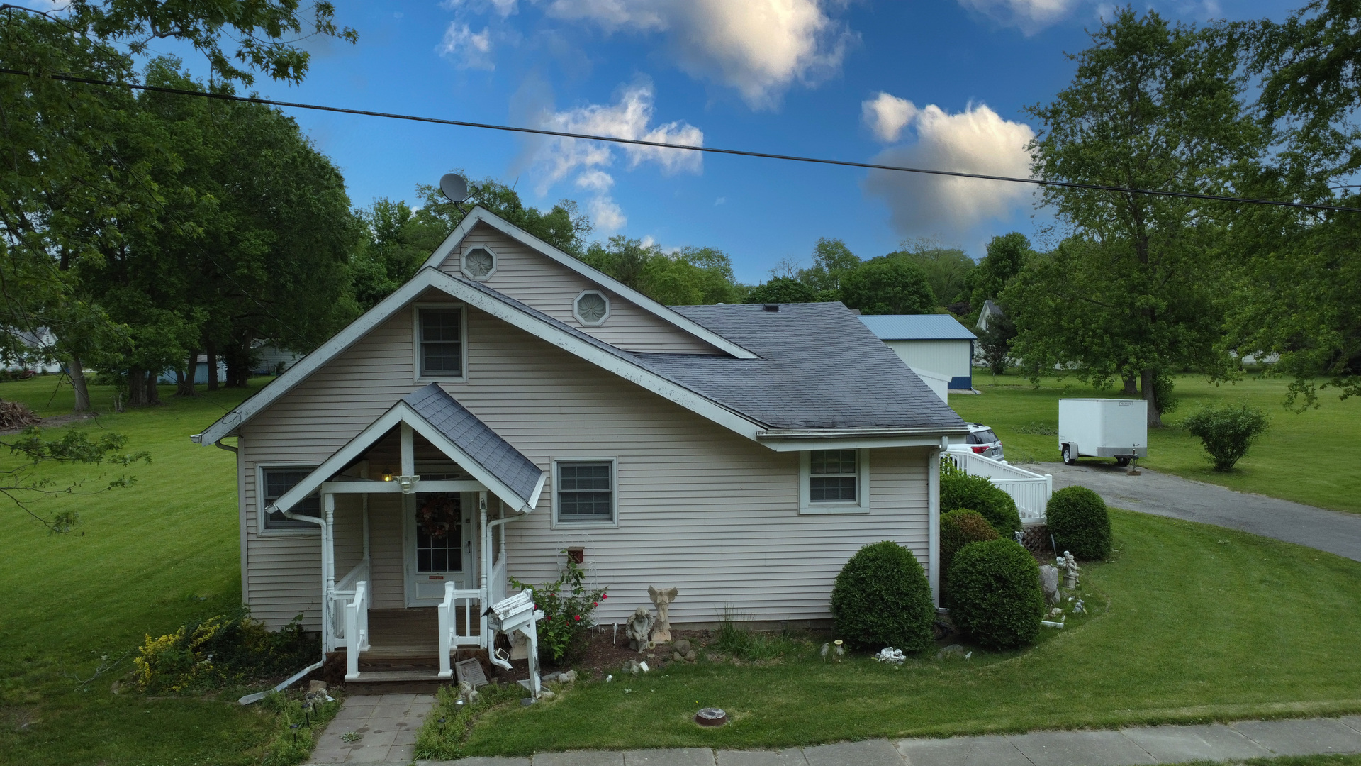 205 North Park Street Milford, IL 60953 - Photo 1 of 23 a front view of a house with garden