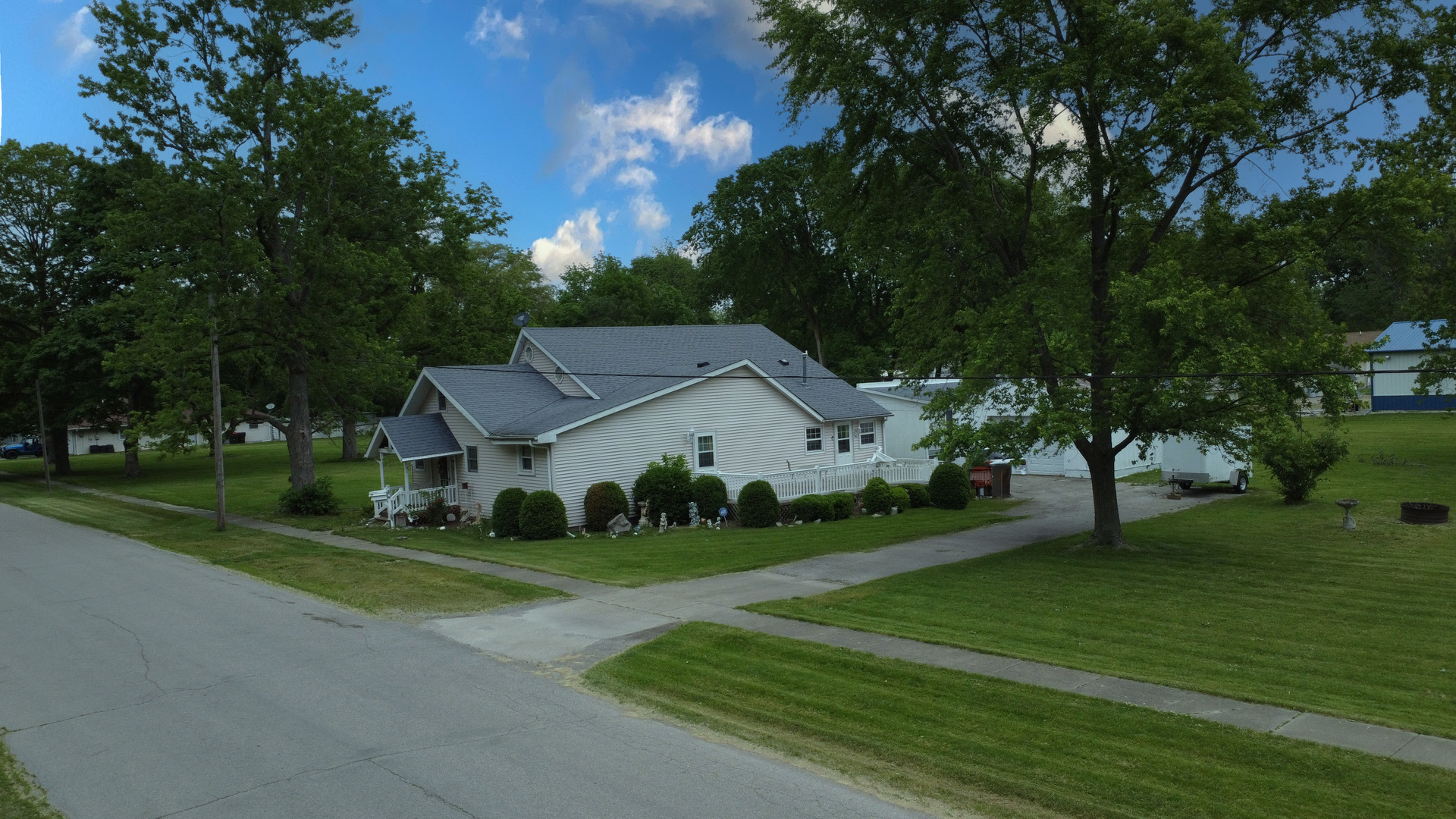 205 North Park Street Milford, IL 60953 - Photo 2 of 23 a front view of a house with garden