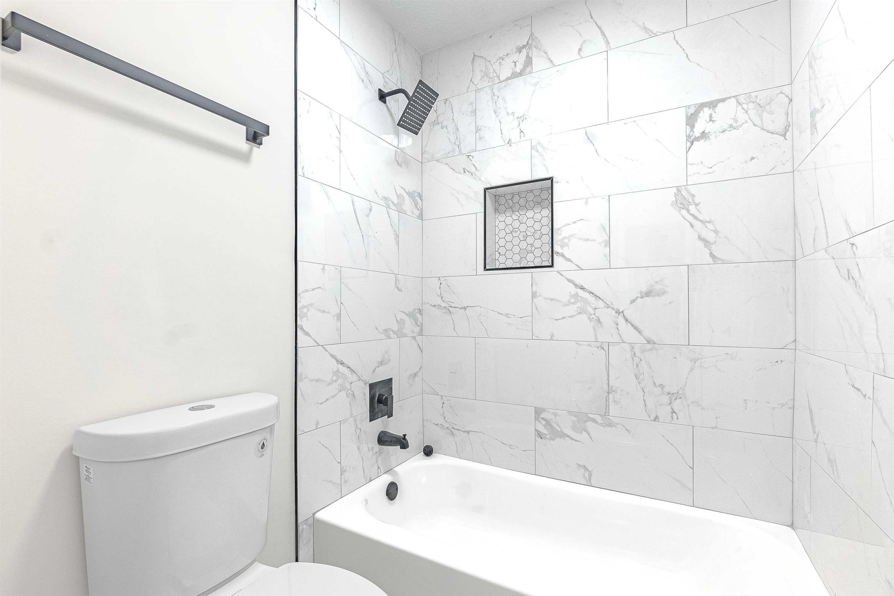 6538 Castle Ridge Cove Memphis, TN 38141 - Photo 17 of 27 Bathroom with toilet and tiled shower / bath