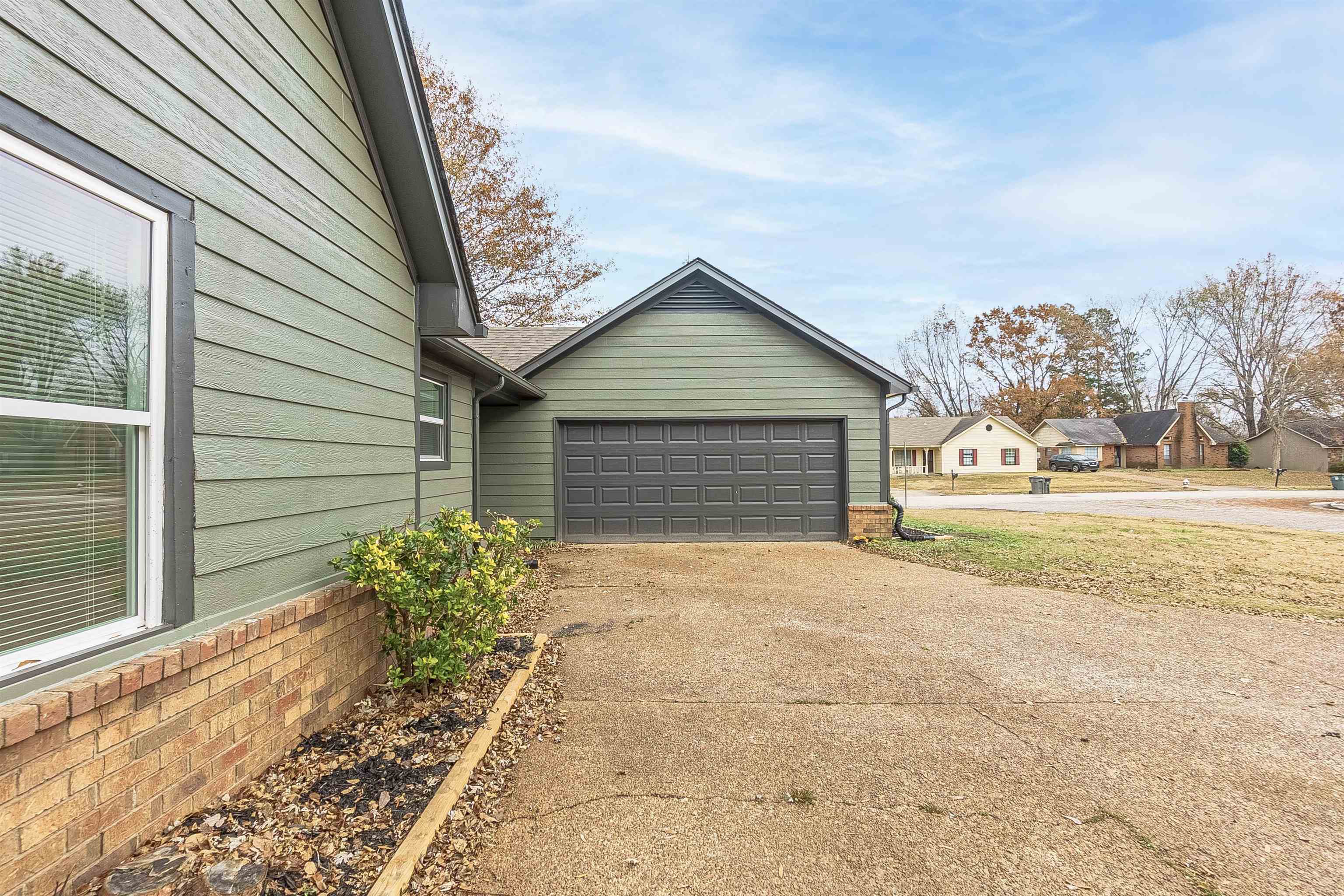 6538 Castle Ridge Cove Memphis, TN 38141 - Photo 2 of 27 View of garage