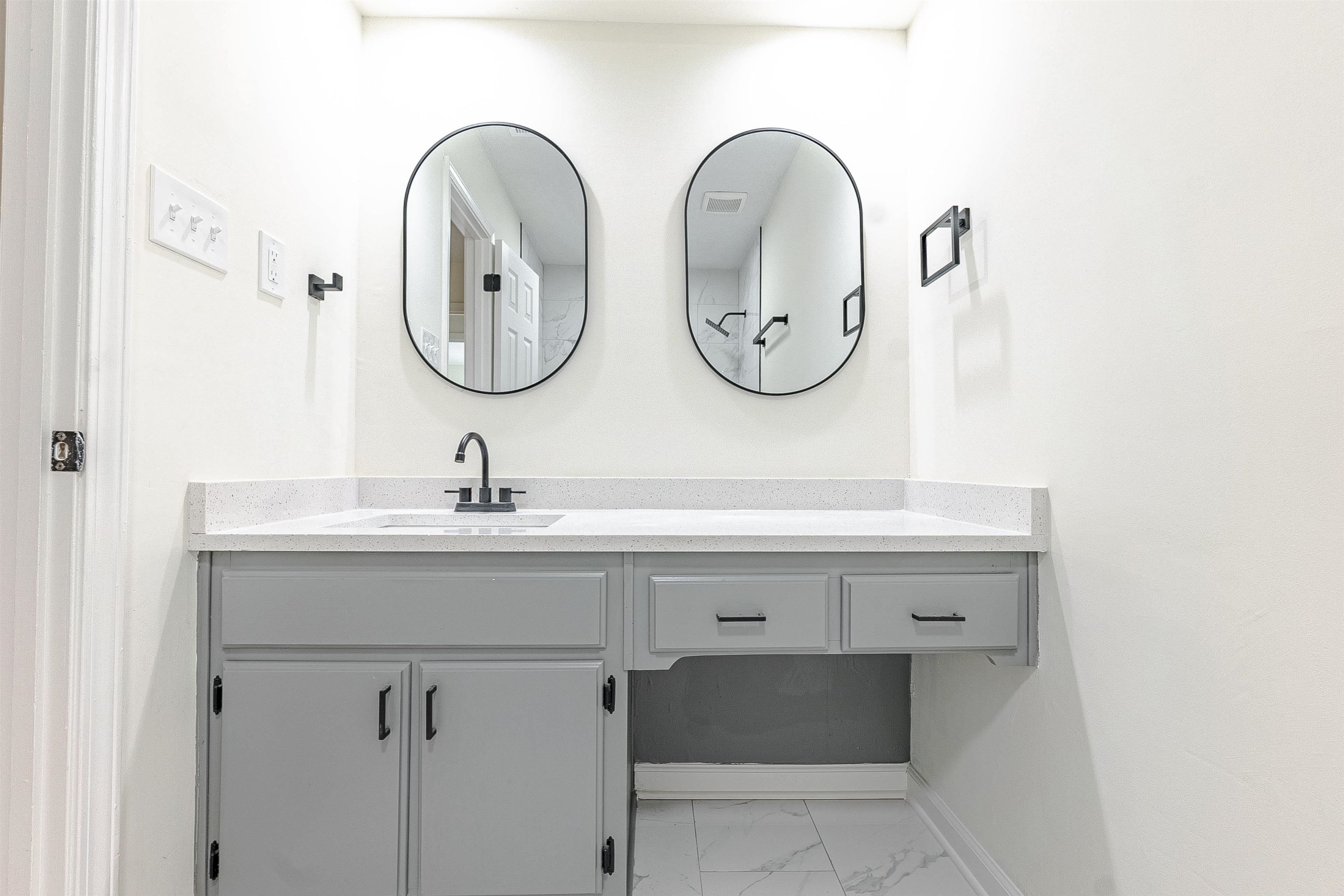 6538 Castle Ridge Cove Memphis, TN 38141 - Photo 24 of 27 Bathroom with vanity
