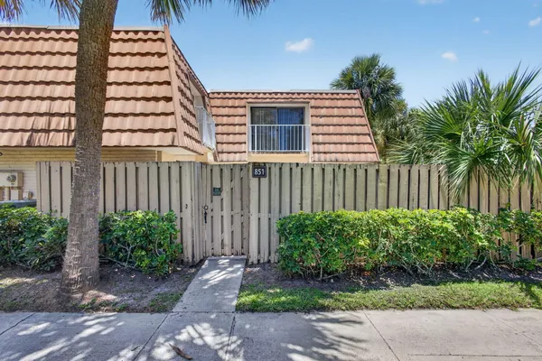 $2,200 | 851 Blue Ridge Circle, West Palm Beach, FL 33409