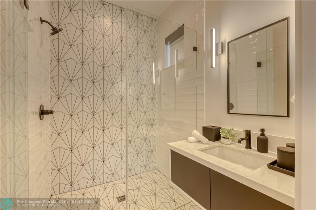 2929 Center Avenue Fort Lauderdale, FL 33308 - Photo 24 of 35 a bathroom with a sink and a mirror