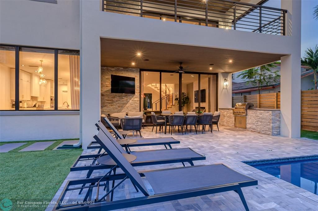 2929 Center Avenue Fort Lauderdale, FL 33308 - Photo 33 of 35 a view of a backyard with a patio and outdoor seating