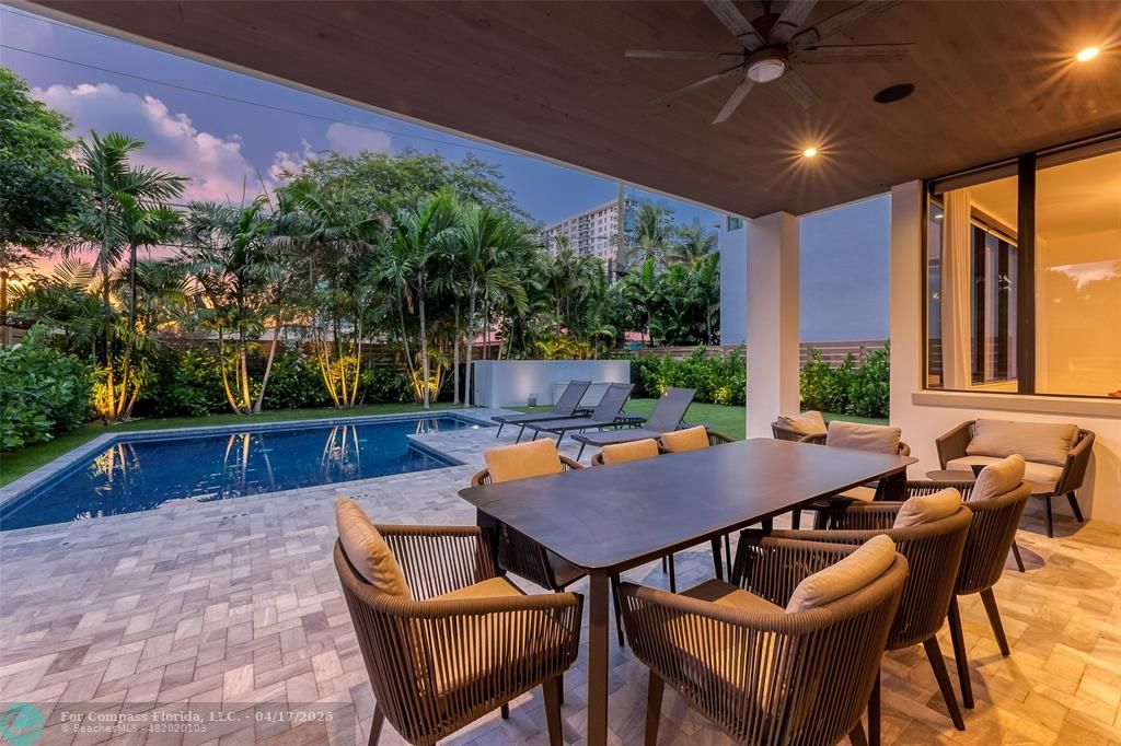 2929 Center Avenue Fort Lauderdale, FL 33308 - Photo 4 of 35 a patio with table and chairs and potted plants