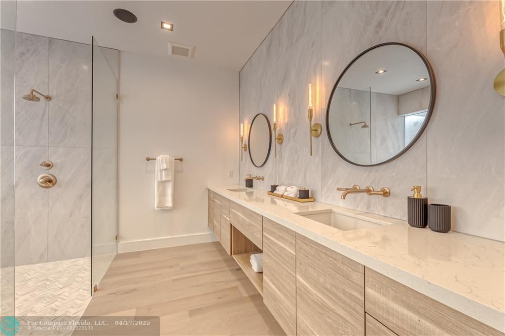 2929 Center Avenue Fort Lauderdale, FL 33308 - Photo 9 of 35 a en suite bathroom with a double vanity sink and a mirror