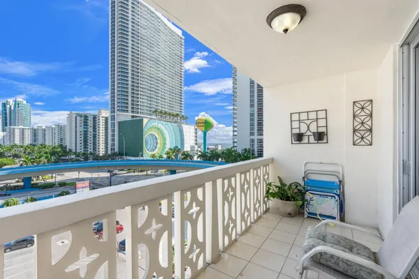 $1,800 | 1825 South Ocean Drive, Unit 703, Hallandale Beach, FL 33009