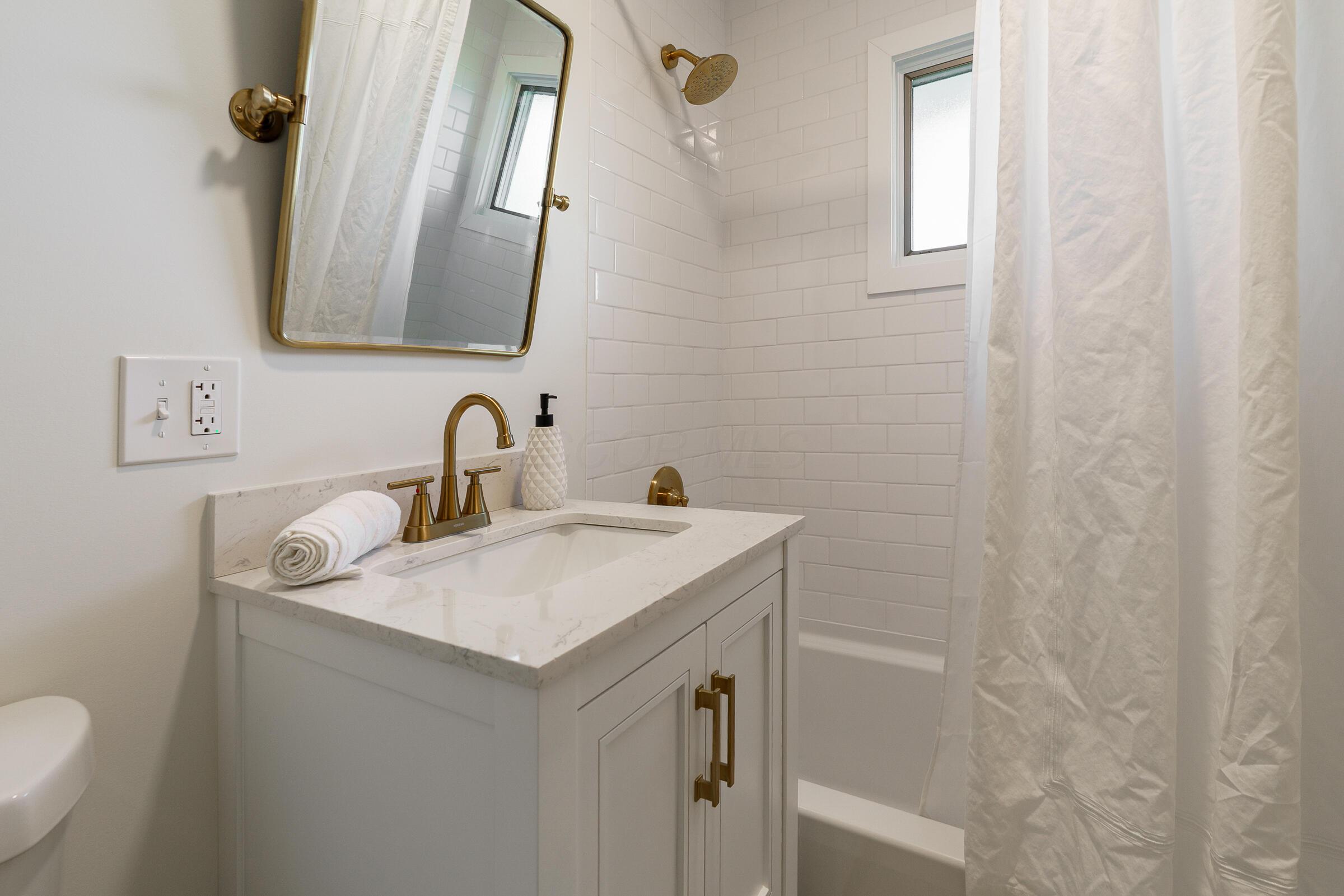 2195 Edgevale Road Columbus, OH 43221 - Photo 15 of 46 Entry Level Full Bathroom