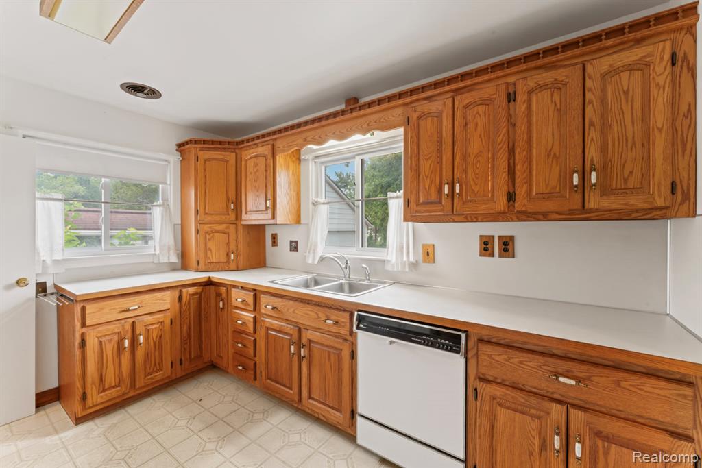 430 North Center Road Saginaw, MI 48638 - Photo 7 of 36
