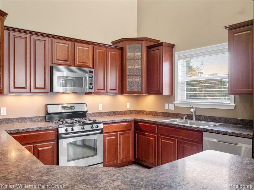 2928 Longview Avenue Rochester Hills, MI 48307 - Photo 3 of 21