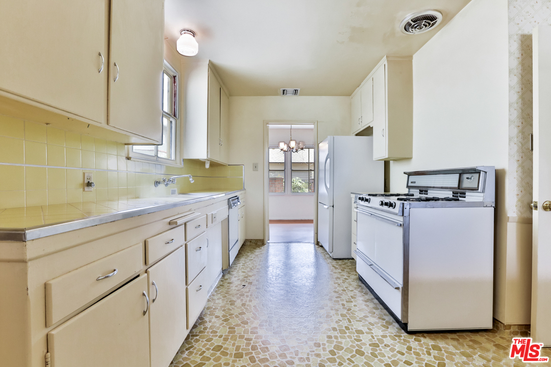 900 Delaware Road Burbank, CA 91504 - Photo 13 of 27 Gallery Image 13