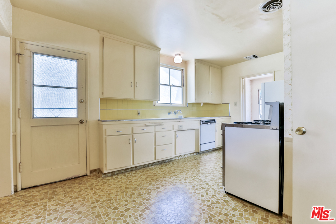 900 Delaware Road Burbank, CA 91504 - Photo 14 of 27 Gallery Image 14