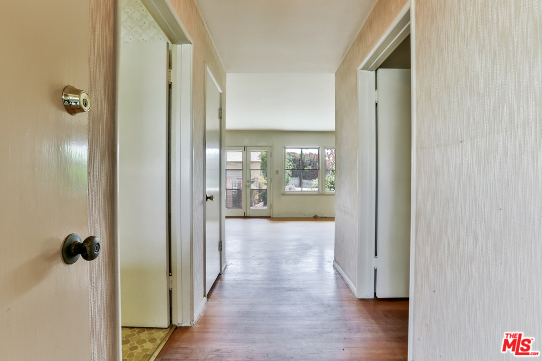 900 Delaware Road Burbank, CA 91504 - Photo 8 of 27 Gallery Image 8