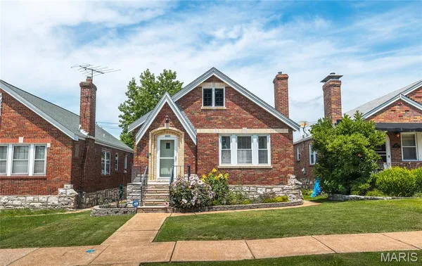 $279,900 | 5625 Tholozan Avenue, St. Louis, MO 63109