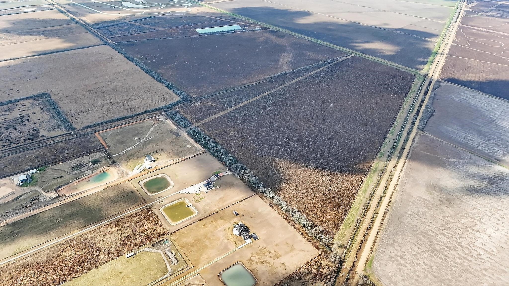 49 County Road 49 Angleton, TX 77515 - Photo 17 of 20 a view of water heater room