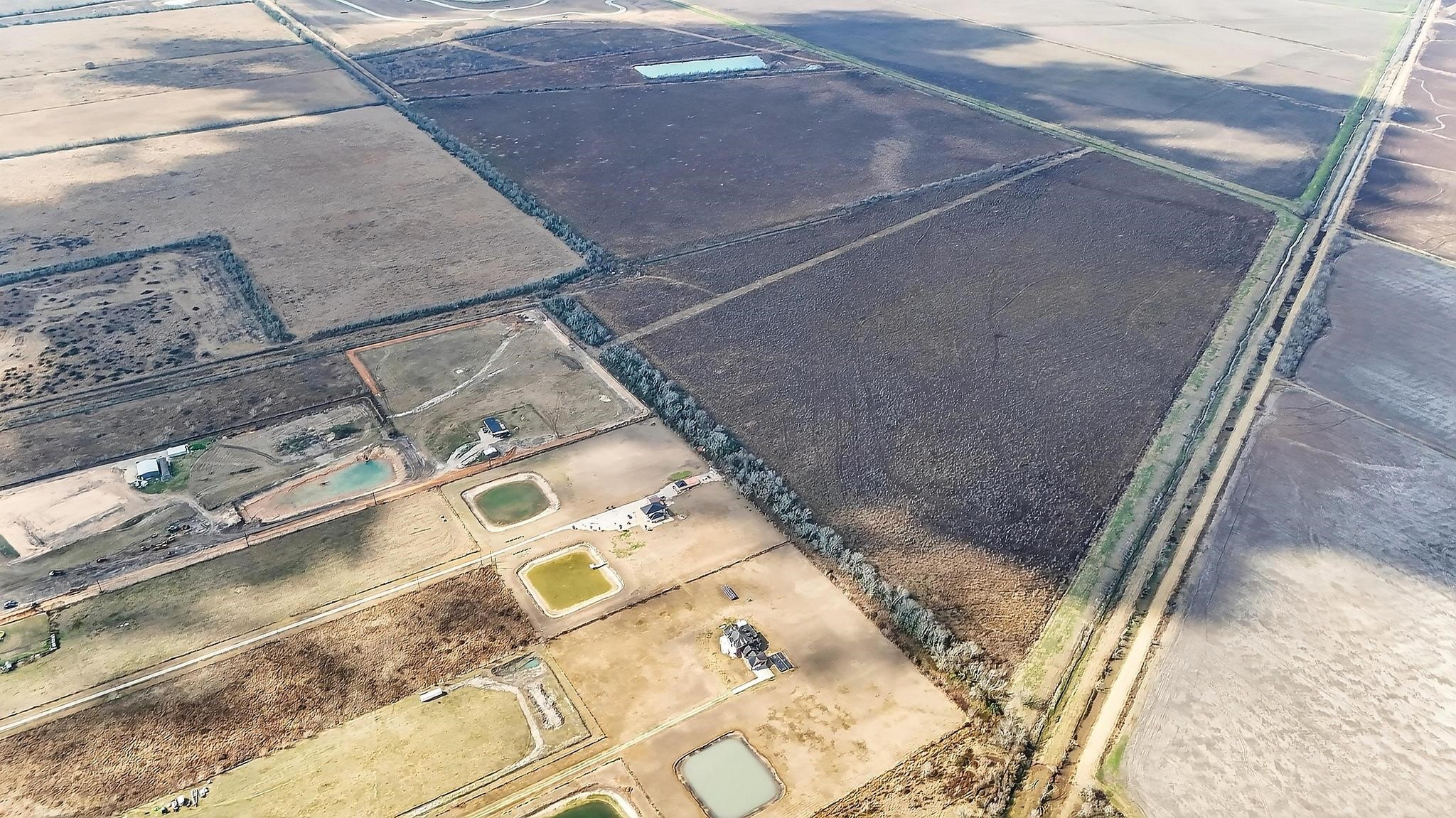 49 County Road 49 Angleton, TX 77515 - Photo 18 of 20 a view of water heater room