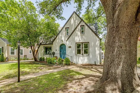 a view of house with yard