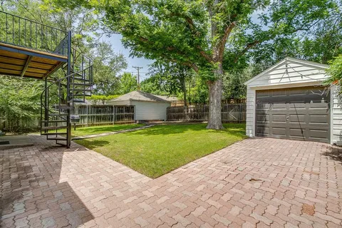 a view of back yard of the house