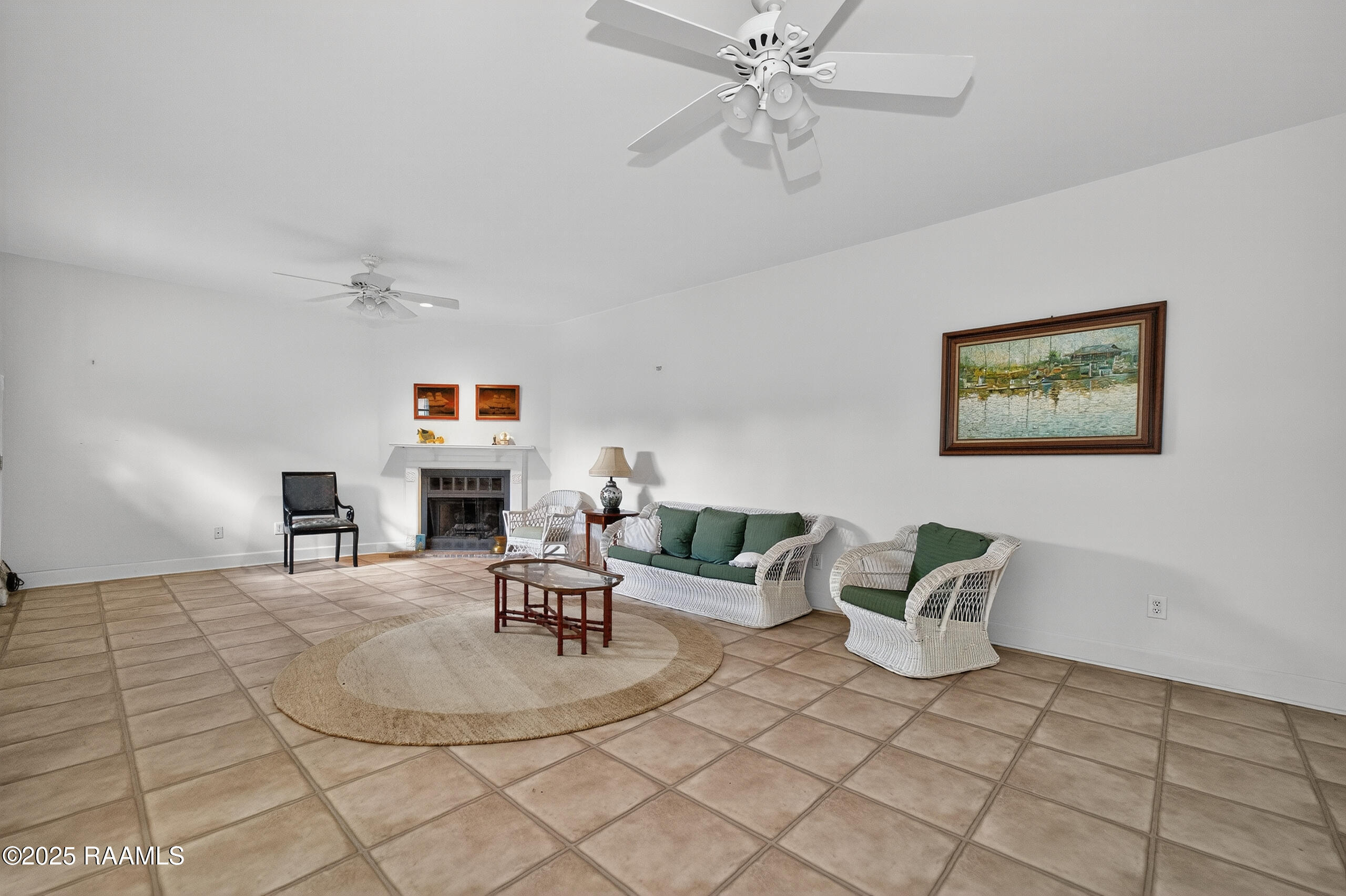 1009 Rue De Pierre New Iberia, LA 70563 - Photo 4 of 20 Living2