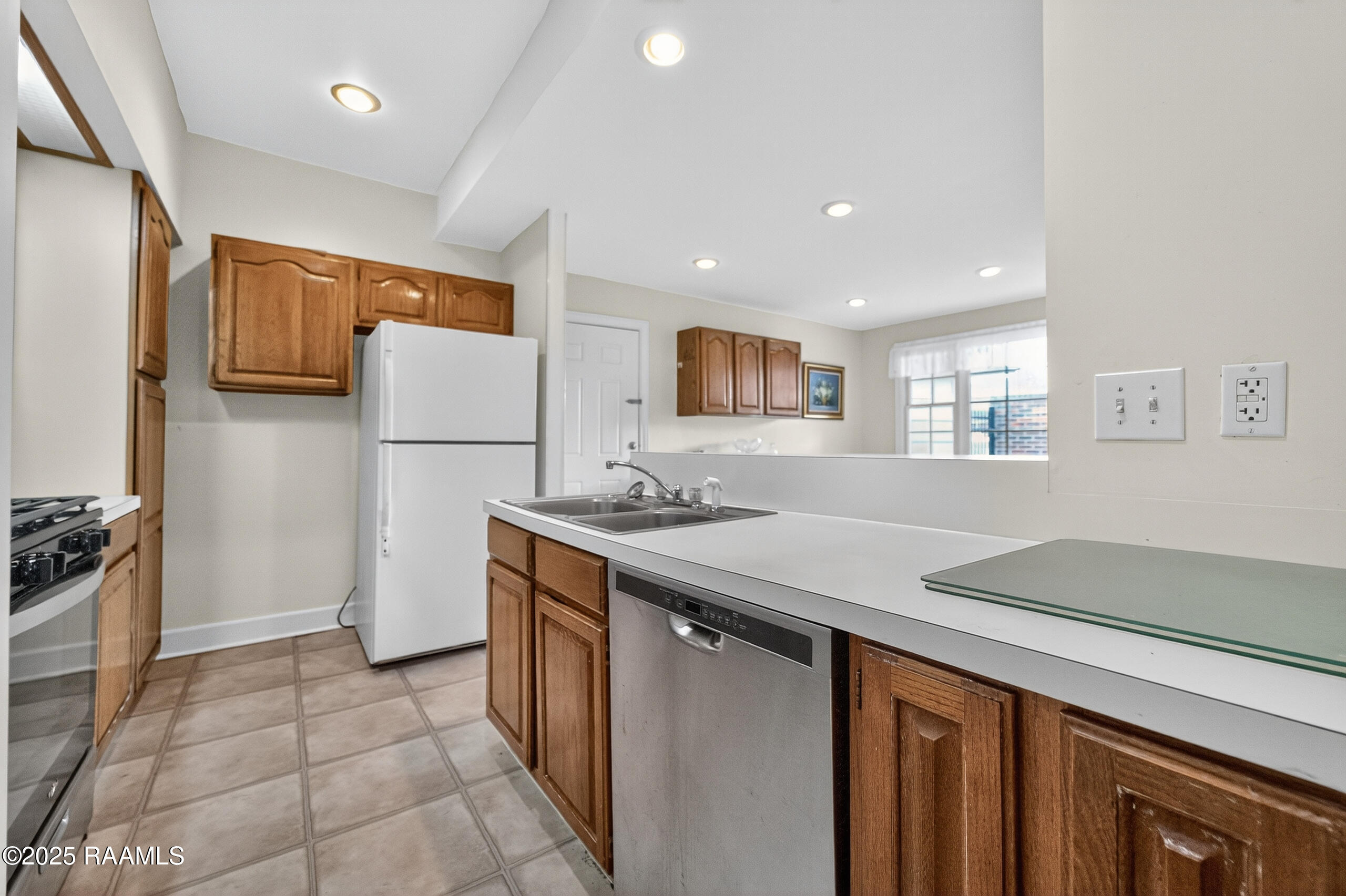 1009 Rue De Pierre New Iberia, LA 70563 - Photo 6 of 20 Kitchen2