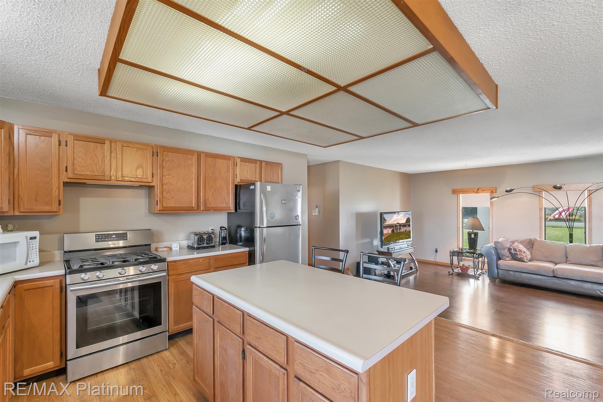 10251 Torrey Road Fenton, MI 48430 - Photo 13 of 39 13-10251 Torrey Rd-WindowStill-Real.jpg