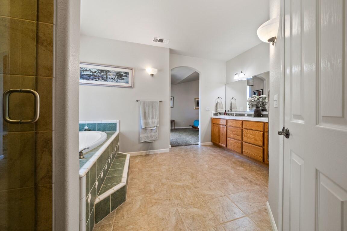 21750 Robledo Road Palo Cedro, CA 96073 - Photo 21 of 74 Main Batroom