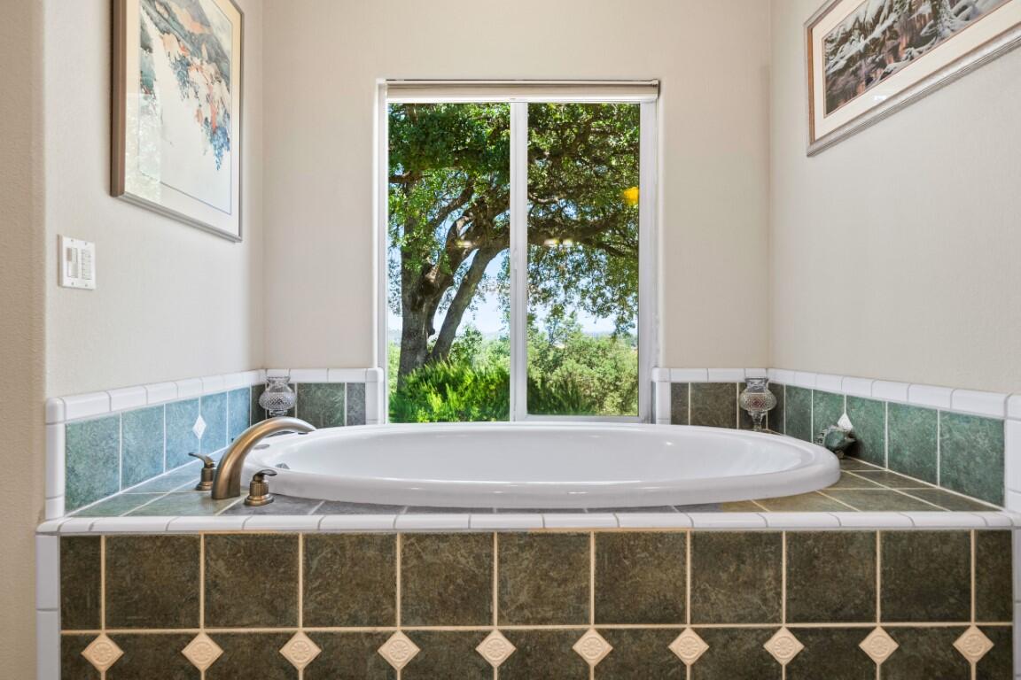 21750 Robledo Road Palo Cedro, CA 96073 - Photo 23 of 74 Jacuzzi Tub