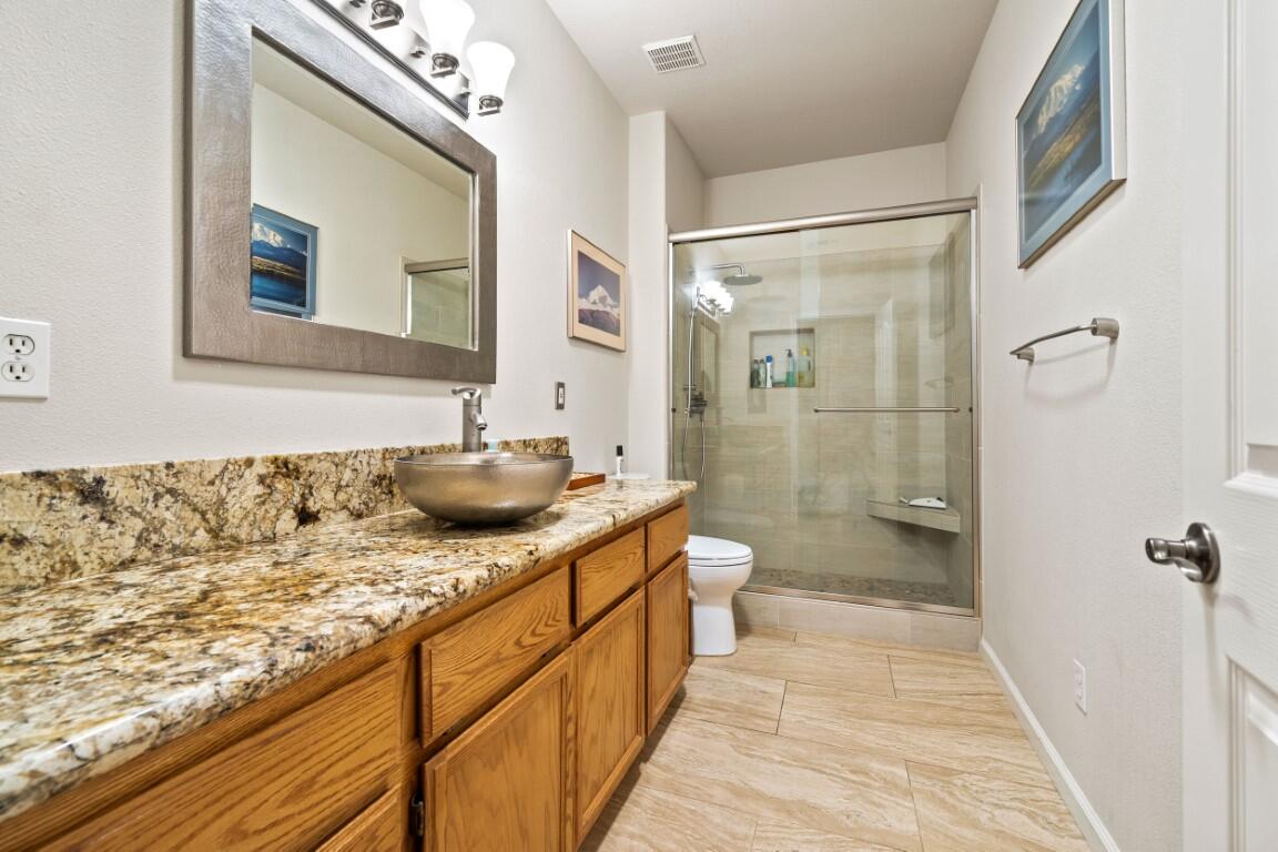 21750 Robledo Road Palo Cedro, CA 96073 - Photo 26 of 74 Hall bathroom