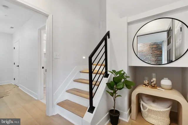 a view of livingroom with furniture and entryway