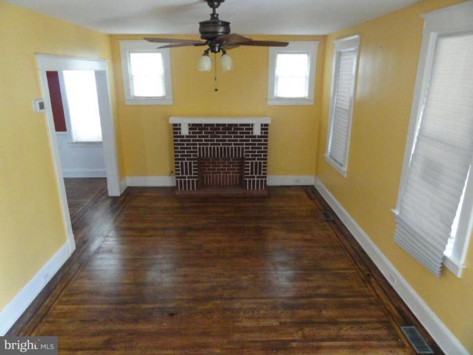 404 North Rock Glen Road Baltimore, MD 21229 - Photo 5 of 9 Living Room