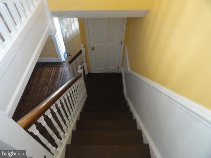 404 North Rock Glen Road Baltimore, MD 21229 - Photo 7 of 9 Staircase
