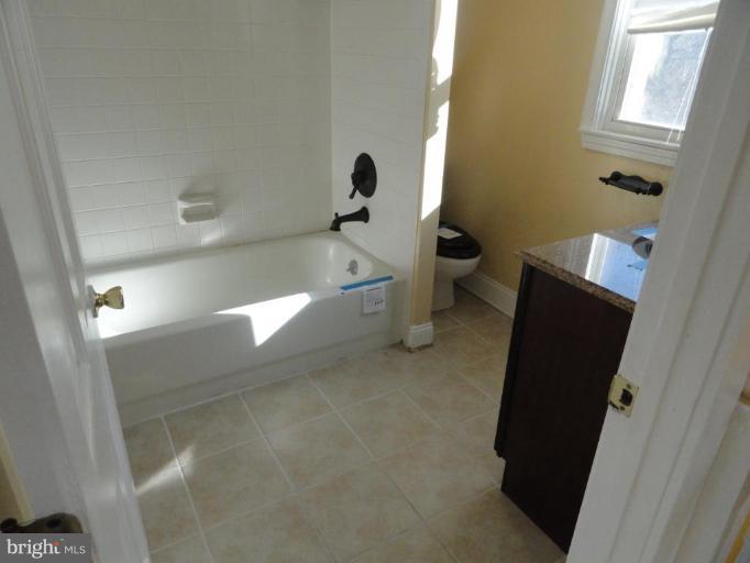 404 North Rock Glen Road Baltimore, MD 21229 - Photo 8 of 9 Bath #1
