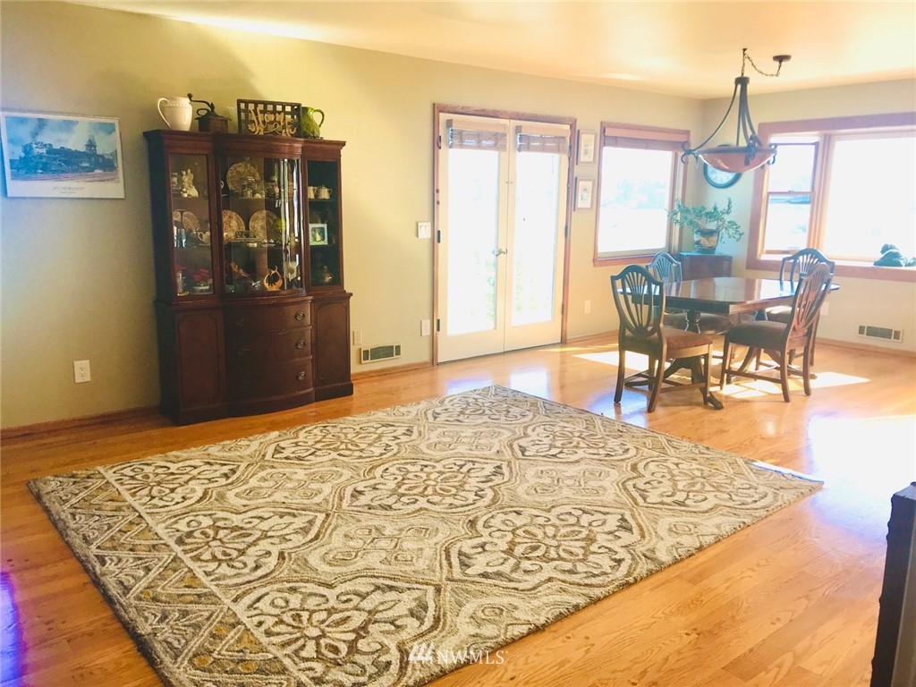 6815 Skipley Road Snohomish, WA 98290 - Photo 11 of 36 a living room with a couch and a table