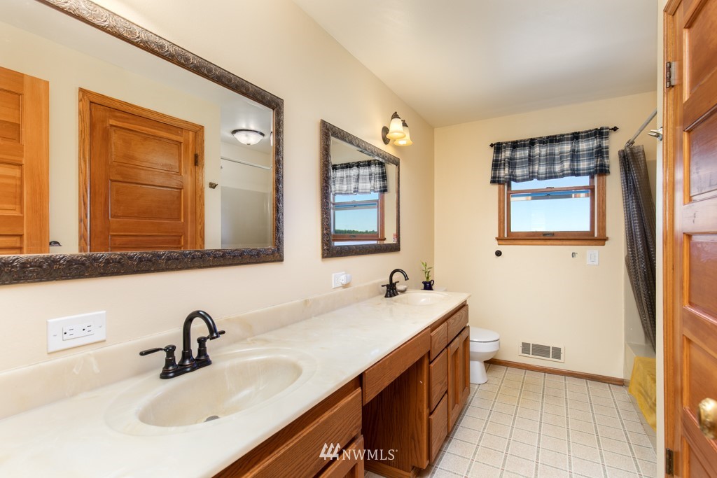 6815 Skipley Road Snohomish, WA 98290 - Photo 21 of 36 a bathroom with 2 sink and a mirror