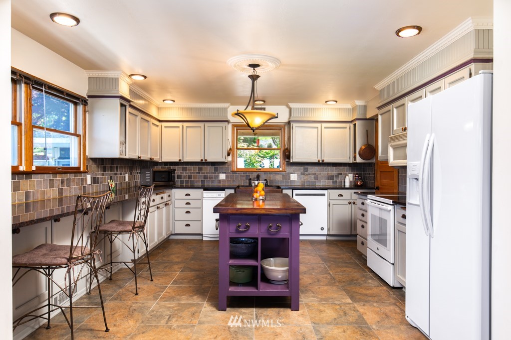 6815 Skipley Road Snohomish, WA 98290 - Photo 8 of 36 a kitchen with stainless steel appliances granite countertop a stove and refrigerator