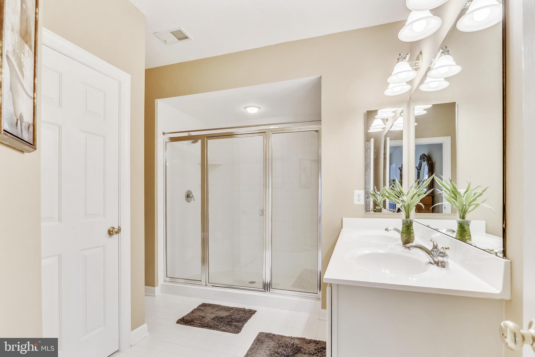 633 Cedar Spring Street Gaithersburg, MD 20877 - Photo 22 of 37 Primary bathroom