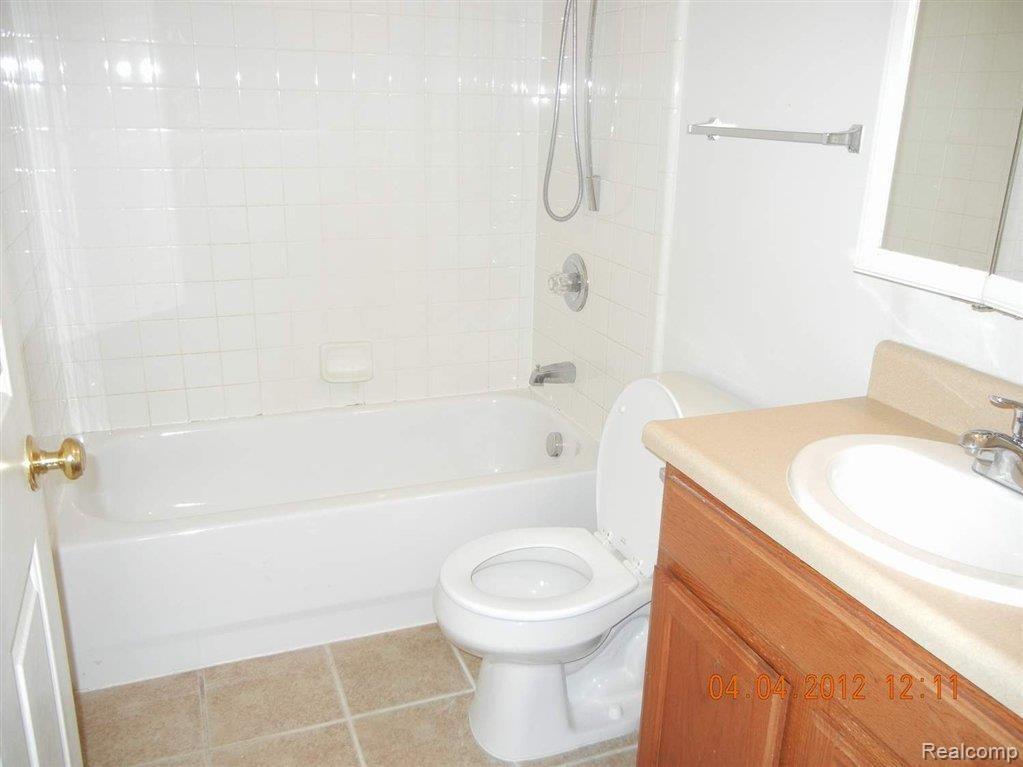 466 Salliotte Road Ecorse, MI 48229 - Photo 9 of 13 BATH
