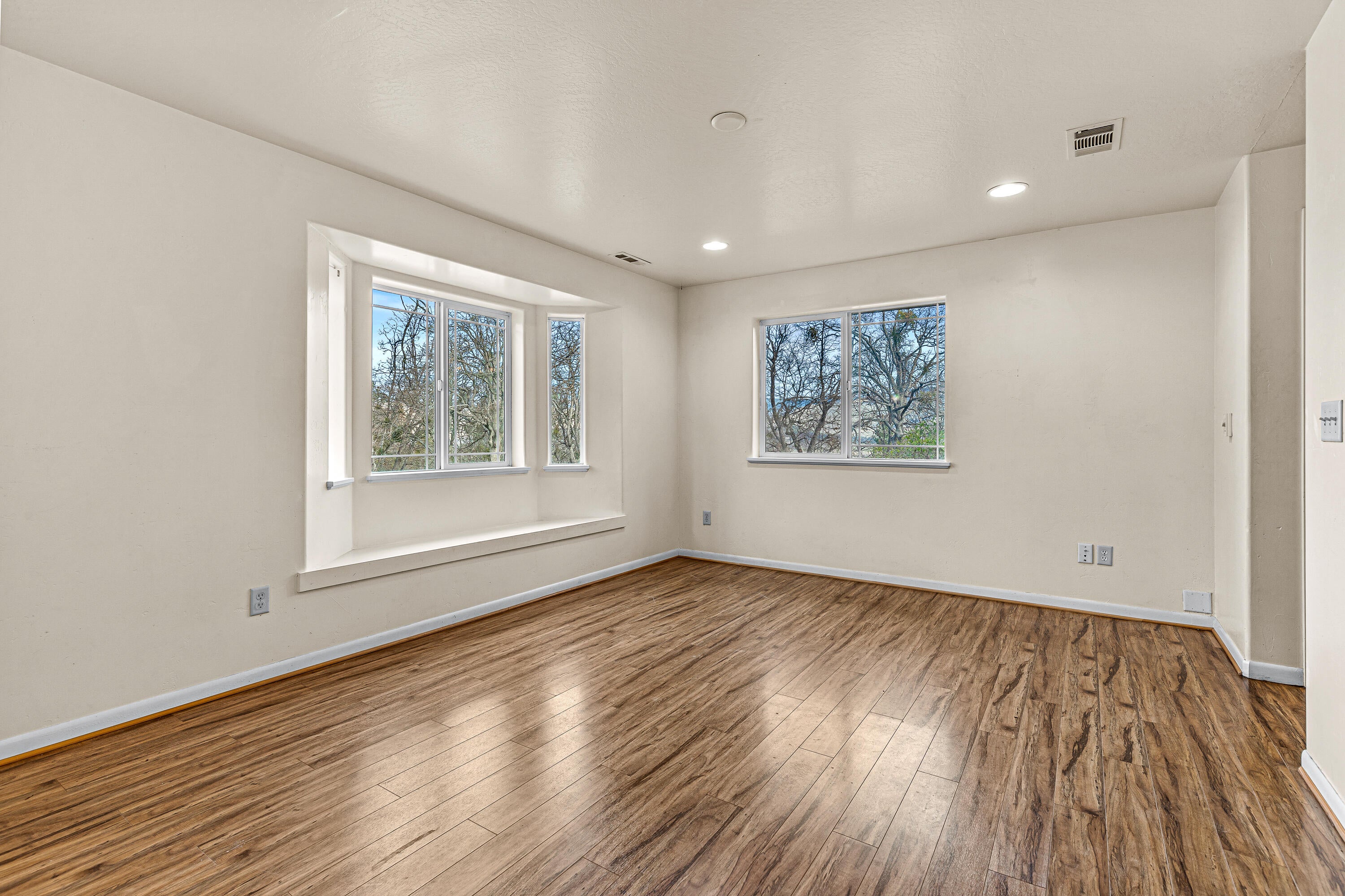 4260 Clayton Road Ashland, OR 97520 - Photo 15 of 41 Primary Bedroom