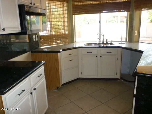 1437 East Mineral Road Gilbert, AZ 85234 - Photo 5 of 36 kitchen2