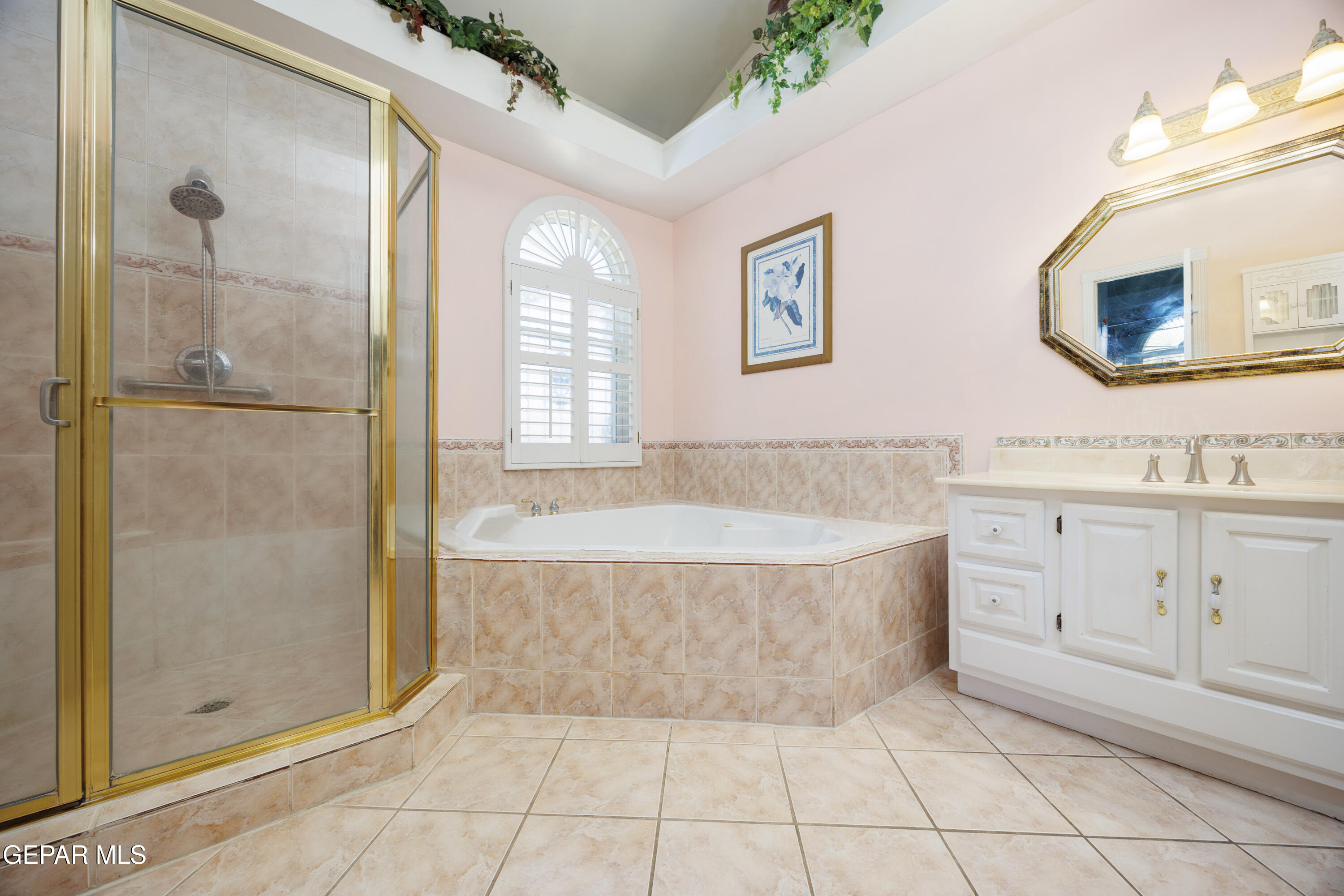 190 Polo Inn Road El Paso, TX 79915 - Photo 11 of 58 a spacious bathroom with a tub shower and mirror