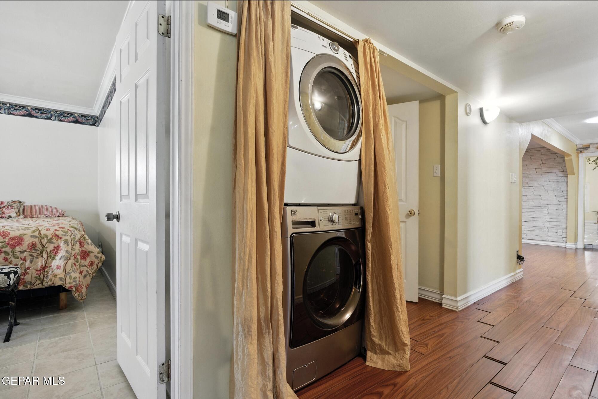 190 Polo Inn Road El Paso, TX 79915 - Photo 26 of 58 a view of a bedroom with washer and dryer