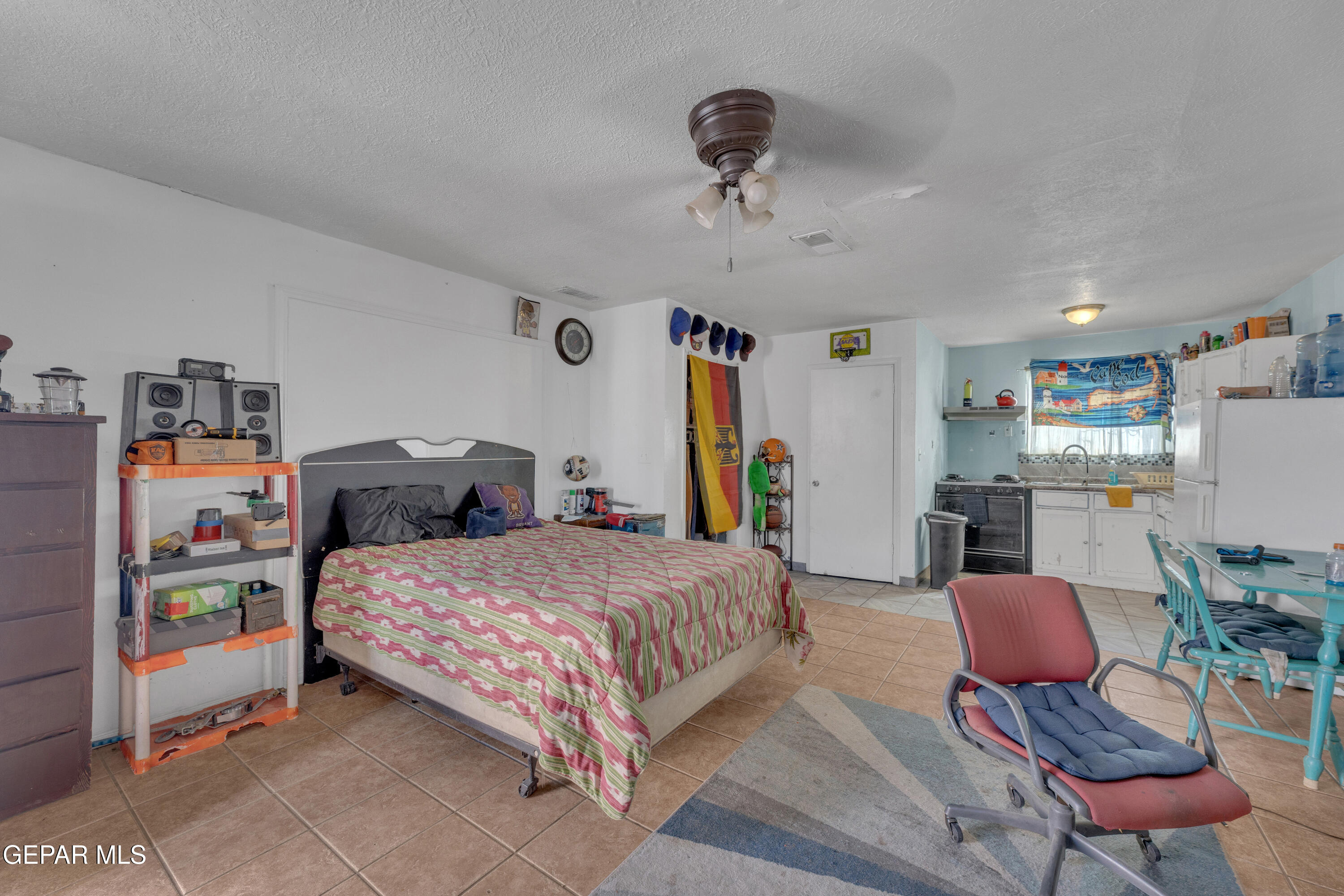 190 Polo Inn Road El Paso, TX 79915 - Photo 27 of 58 a bedroom with a bed and furniture