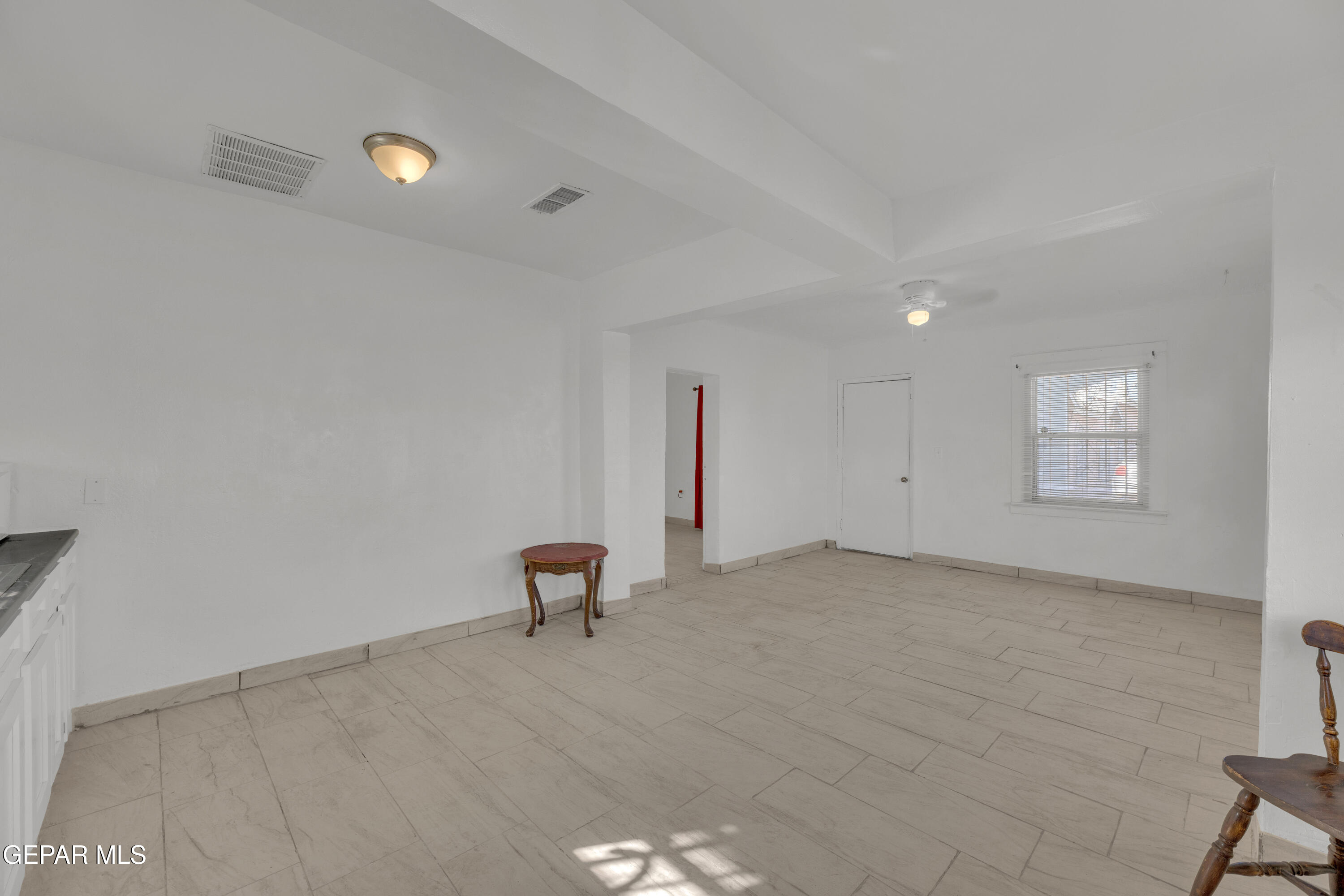 190 Polo Inn Road El Paso, TX 79915 - Photo 31 of 58 an empty room with windows