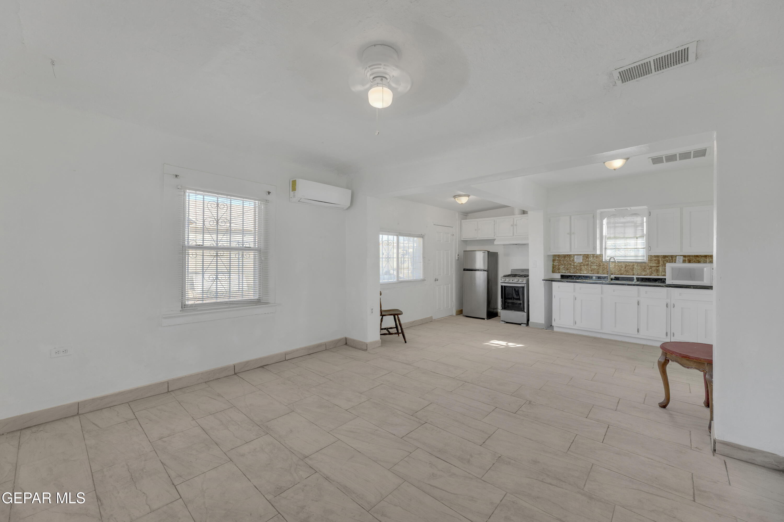 190 Polo Inn Road El Paso, TX 79915 - Photo 33 of 58 a view of an empty room with a kitchen