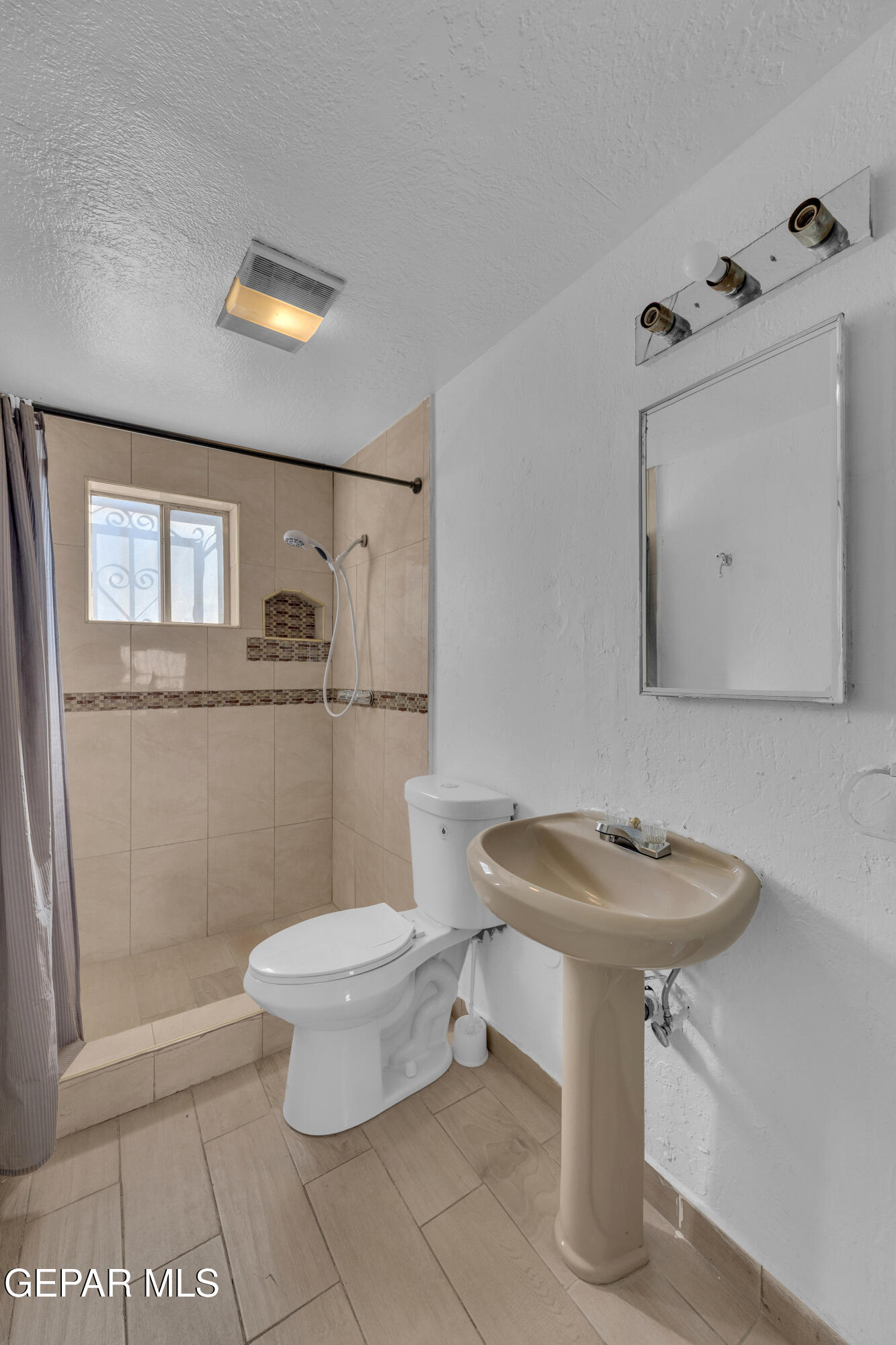 190 Polo Inn Road El Paso, TX 79915 - Photo 48 of 58 a bathroom with a sink toilet and mirror
