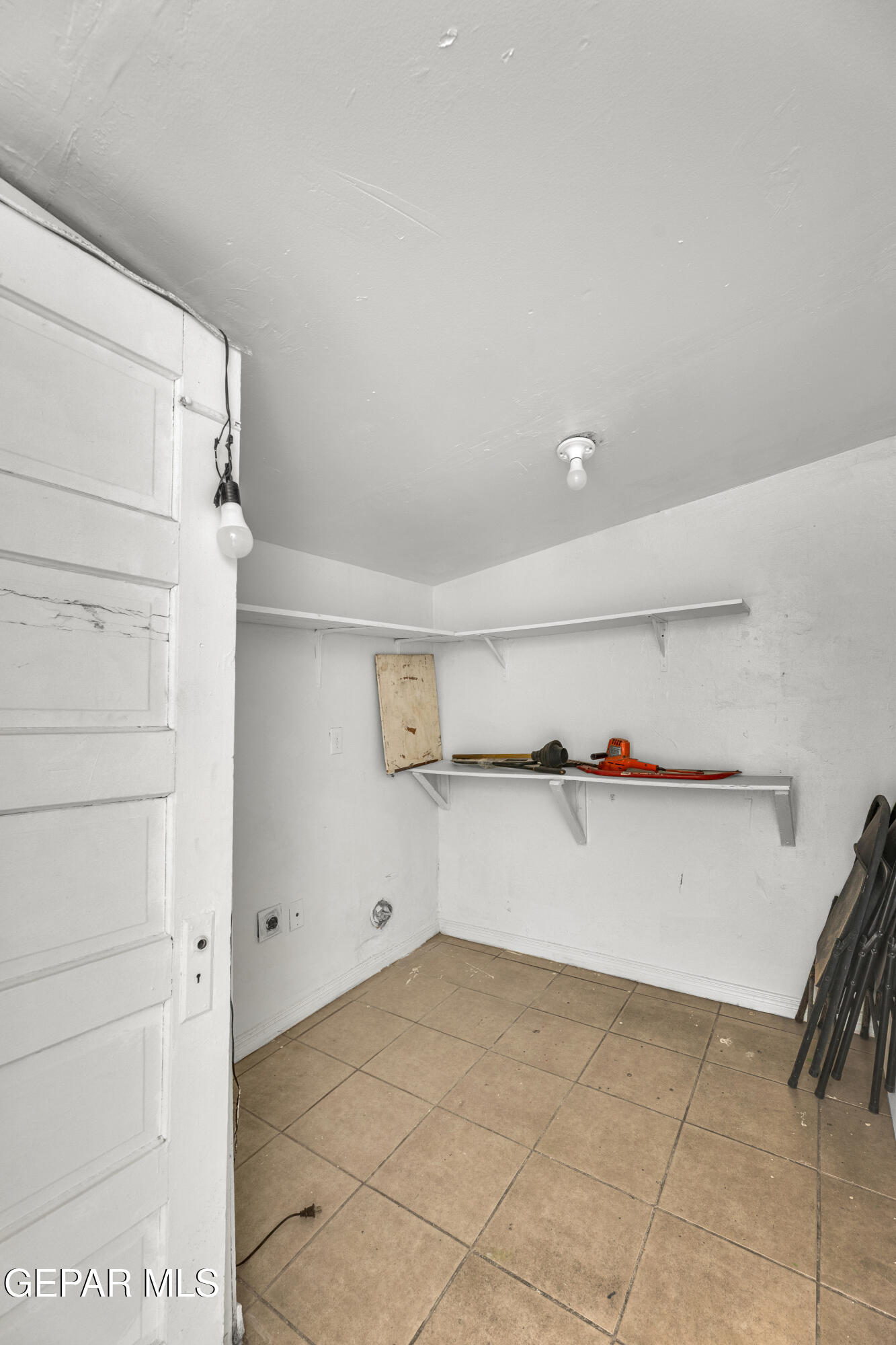 190 Polo Inn Road El Paso, TX 79915 - Photo 50 of 58 a view of walk in closet with empty racks